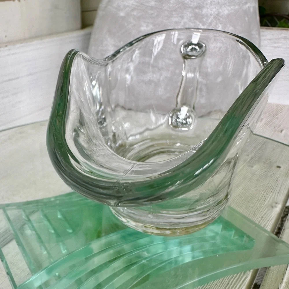 ANCHOR HOCKING, 10 OZ. CLEAR GLASS, GRAVY BOAT. IN EXCELLENT CONDITION.